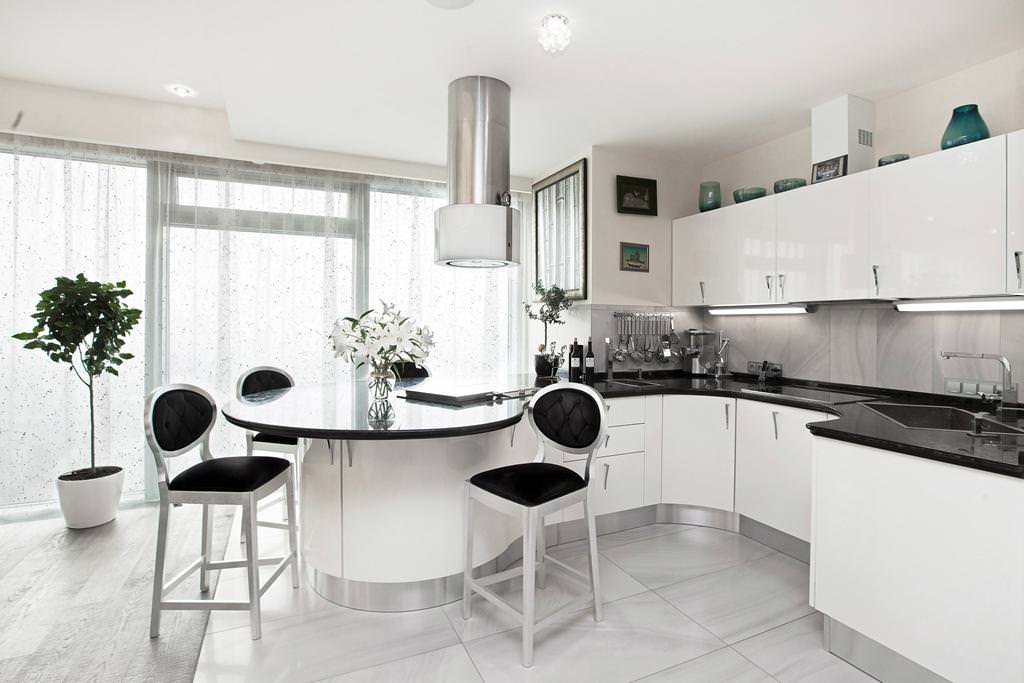 Дизайн кухни с черно белой мебелью
